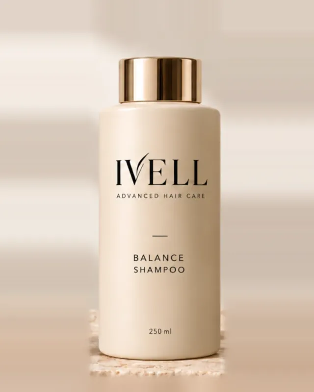 Frasco de champú IVELL Balance de 250 ml sobre una piedra clara